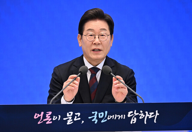 이재명 대통령이 3일 서울 종로구 청와대 영빈관에서 열린 취임 첫 공식 기자회견 \'대통령의 30일, 언론이 묻고 국민에게 답하다\'에 참석해 발언하고 있다. 대통령실사진기자단