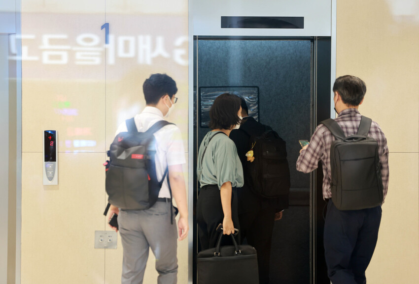 윤석열 전 대통령 배우자 김건희 여사를 둘러싼 각종 의혹을 수사하는 민중기 특별검사팀이 삼부토건에 대해 압수수색에 나선 3일 서울 종로구 삼부토건 사무실로 수사관들이 향하고 있다. 연합뉴스