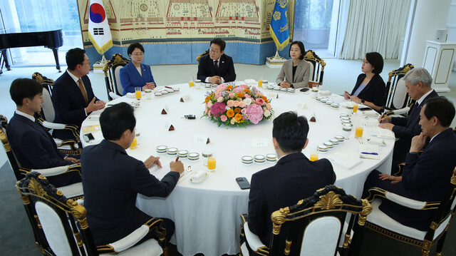 이재명 대통령이 3일 오후 서울 한남동 관저에서 야5당 지도부와 오찬 회동을 갖고 있다. 대통령실사진기자단