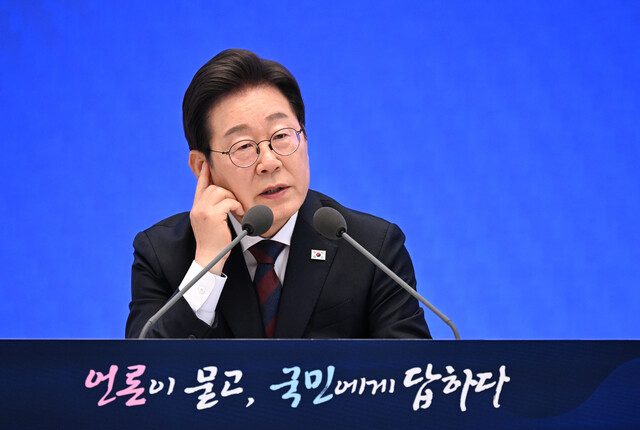 이재명 대통령이 3일 서울 종로구 청와대 영빈관에서 열린 취임 첫 공식 기자회견 ‘대통령의 30일, 언론이 묻고 국민에게 답하다’에 참석해 기자 질문에 답변하고 있다. 대통령실사진기자단