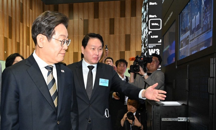 이재명 대통령이 6월 20일 울산전시컨벤션센터에서 열린 인공지능(AI) 글로벌 협력 기업 간담회를 마친 뒤 AI 제품·서비스 시연을 참관하며 최태원 SK그룹 회장의 설명을 듣고 있다. 대통령실사진기자단