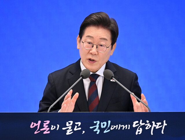 이재명 대통령이 지난 3일 서울 종로구 청와대 영빈관에서 열린 취임 첫 공식 기자회견 ‘대통령의 30일, 언론이 묻고 국민에게 답하다\'에서 취재진의 질문을 듣고 있다. 대통령실사진기자단