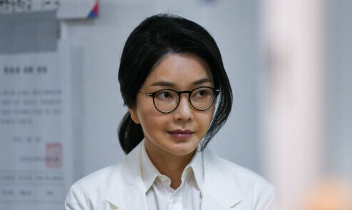 김건희 여사가 2025년 6월3일 서울 서초구 원명초등학교에 마련된 서초구 제3투표소에서 투표하고 있다. 공동취재사진