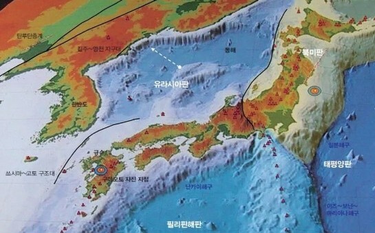 동아시아의 지체구조. 난카이해구는 필리핀해판과 유라시아판 사이에 있다. 붉은색 삼각형은 활화산들. 이윤수 제공
