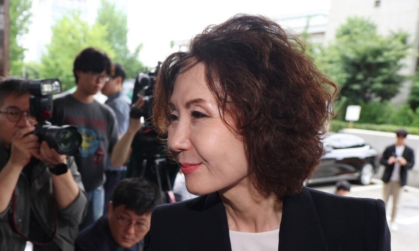 이진숙 사회부총리 겸 교육부 장관 후보자가 지난달 30일 오전 서울 여의도 한국교육시설안전원에 마련된 인사청문회 준비 사무실로 출근하고 있다. 연합뉴스