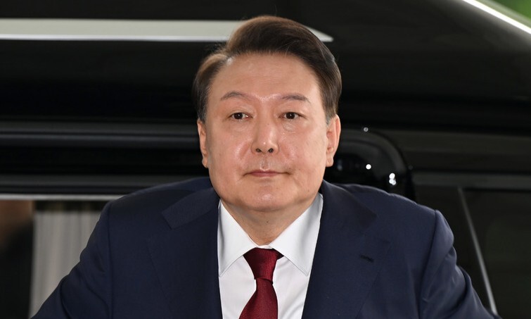 윤석열 전 대통령이 지난달 28일 서울 서초구 서울고검 청사에 내란 특검 대면조사를 받기 위해 출석하고 있다. 공동취재사진