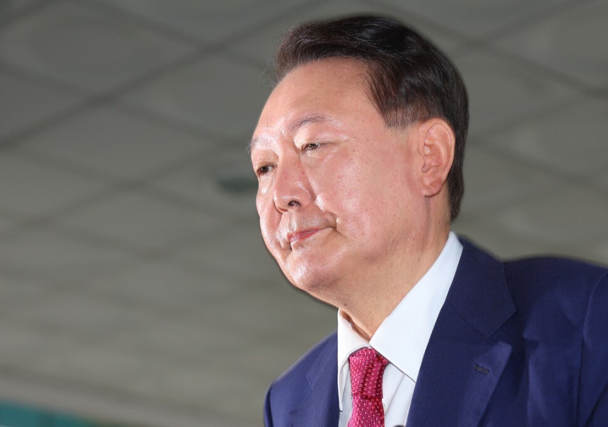 윤석열 전 대통령이 5일 내란 특검의 2차 조사를 받기 위해 조은석 특별검사팀 사무실이 있는 서울 서초구 서울고검에 출석하고 있다. 연합뉴스