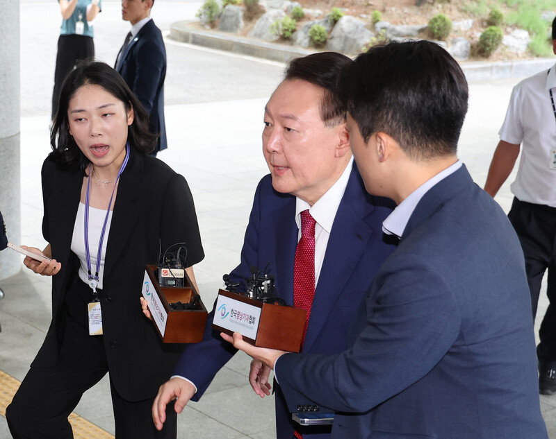 윤석열 전 대통령이 5일 오전 내란 사건을 수사하는 조은석 특별검사팀의 조사를 받기 위해 특검팀 사무실이 있는 서울 서초동 서울고검으로 출석하고 있다. 김태형 기자 xogud555@hani.co.kr