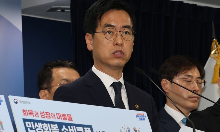 김민재 행정안전부장관 직무대행이 5일 오전 서울 종로구 정부서울청사에서 민생회복 소비쿠폰 1차 지급계획을 발표하고 있다. 김태형 기자 xogud555@hani.co.kr