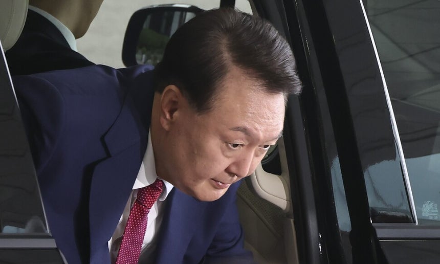 윤석열 전 대통령이 5일 내란 특검의 2차 조사를 받기 위해 조은석 특별검사팀 사무실이 있는 서울 서초구 서울고검에 도착해 차량에서 내리고 있다. 공동취재사진