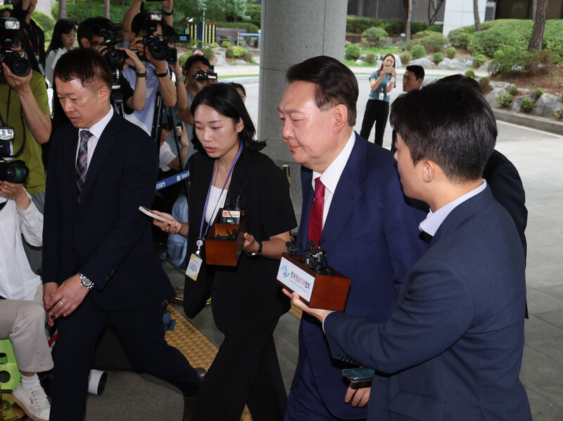 윤석열 전 대통령이 5일 오전 2차 특검조사를 받기 위해 특검 사무실이 있는 서울 서초동 서울고등검찰청으로 출석하고 있다. 공동취재사진