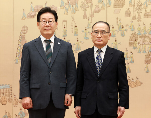 이재명 대통령이 지난 4일 용산 대통령실에서 위성락 국가안보실장에게 임명장을 수여한 후 기념촬영을 하고 있다. 연합뉴스