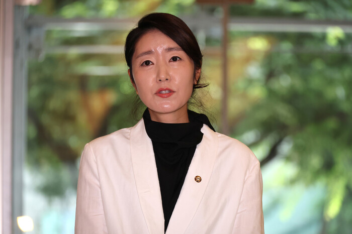 강선우 여성가족부 장관 후보자가 지난달 26일 오후 서울 종로구 인사청문 준비 사무실 앞에서 기자의 질문에 대답하고 있다. 정용일 선임기자 yongil@hani.co.kr