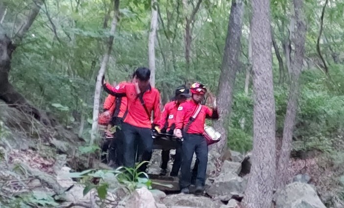 전북소방본부 대원들이 지난 6일 진안군 주천면 구봉산에서 쓰러진 50대를 이송하고 있다. 전북도소방본부 제공