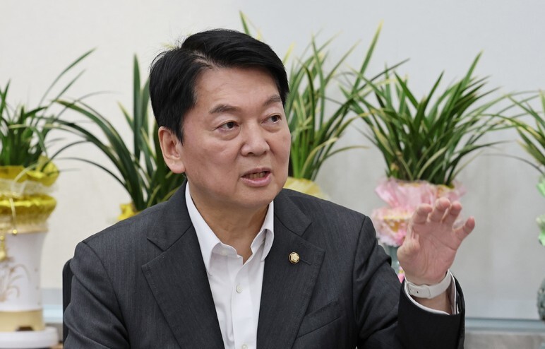 Song Eon-seok, leader and floor leader of the People's Power emergency committee, meets with Representative Ahn Cheol-soo, who has been appointed as the head of the innovation committee, at the National Assembly in Yeouido, Seoul, on the 2nd. Joint coverage photo