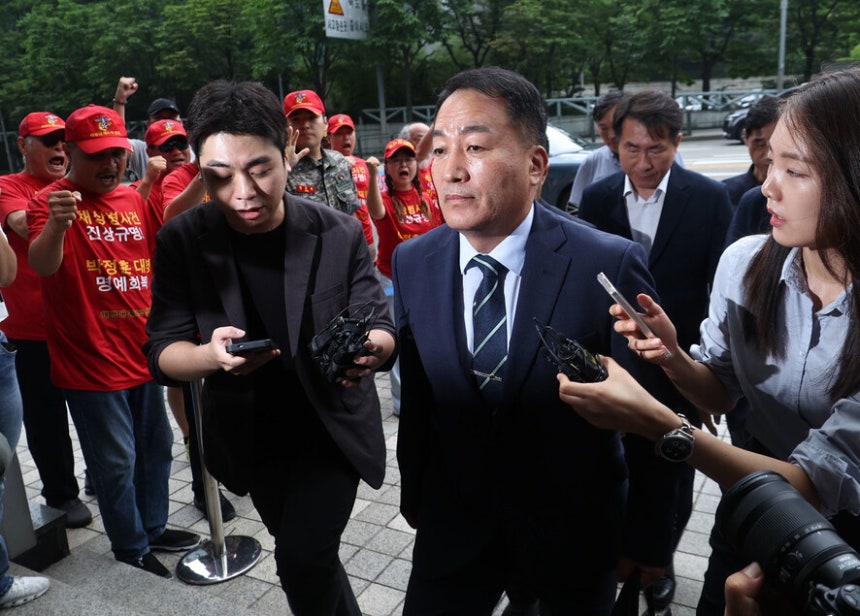 김계환 전 해병사령관이 해병대 예비역 연대 회원들의 항의 구호를 들으며 7일 오전 서울 서초구 채 상병&#160; 특검사무실로 출석하고 있다. 윤운식 선임기자 yws@hani.co.kr