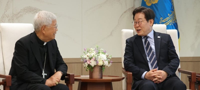 유흥식 “레오 <b>교황</b>께 ‘이 <b>대통령</b> <b>초청</b>할까요’ 물었더니 ‘물론’”