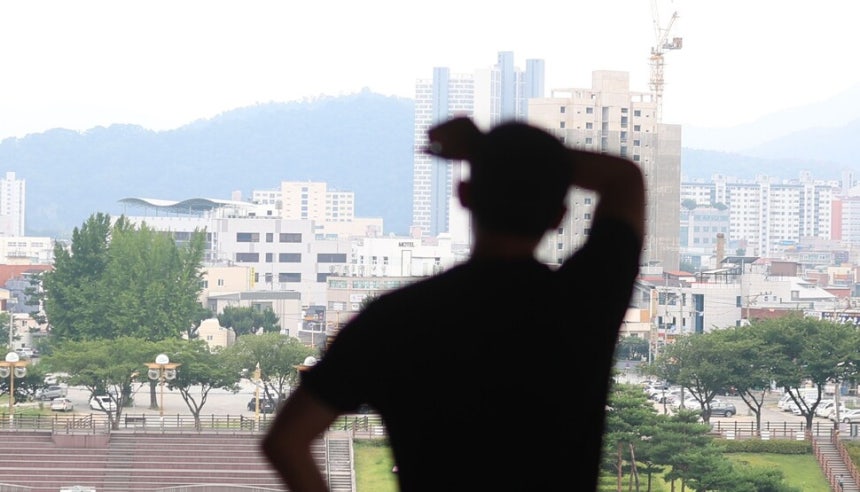 더위가 본격적으로 시작된다는 절기 소서(小暑)인 7일 경남 밀양시 영남루에서 한 시민이 휴식을 취하고 있다. 연합뉴스