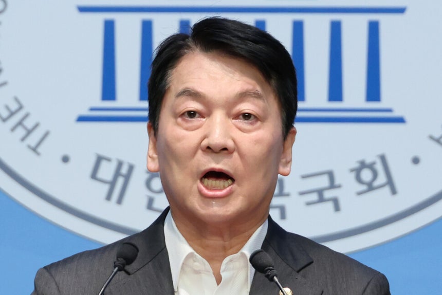 국민의힘 혁신위원장을 맡았던 안철수 의원이 7일 서울 여의도 국회 소통관에서 위원장을 사퇴하고 전당대회 출마 의사를 밝히는 기자회견을 하고 있다. 연합뉴스