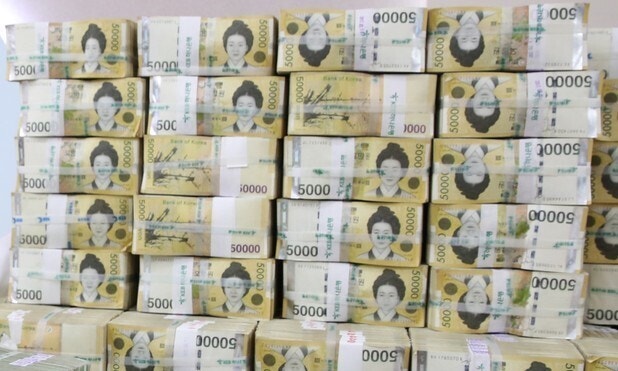 1분기 가계 여윳돈 93조 ‘역대 최대’…내란·관세 충격에 ‘돈 안 써’