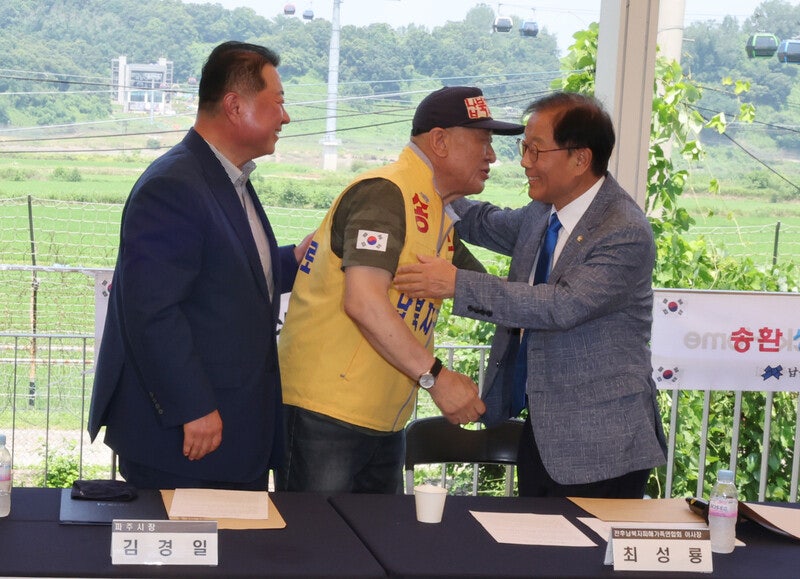 임진각서 포옹한 납북가족대표·파주시장…작년까지 대북전단 탓 몸싸움