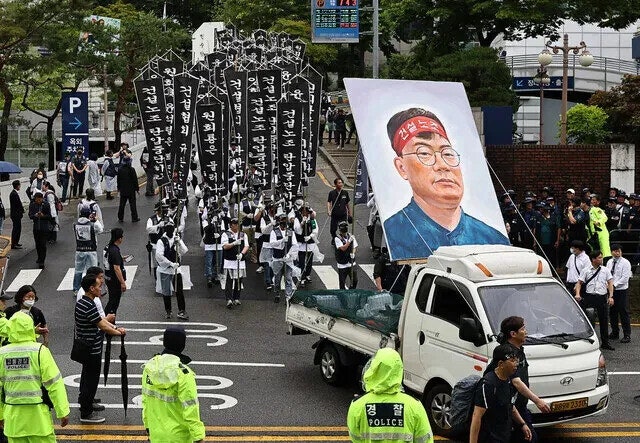 ‘양회동씨 분신 방조’ 허위 보도 조선일보 기자 불송치에 유족 “재수사 촉구”