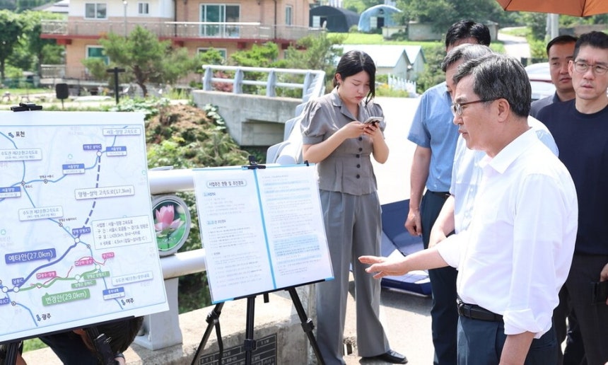 김동연 경기도지사는 8일 경기 양평군 양서면에서 ‘서울∼양평고속도로 사업’ 현장을 방문해 “원안 노선대로 사업을 재개해야 한다”고 밝혔다. 경기도 제공