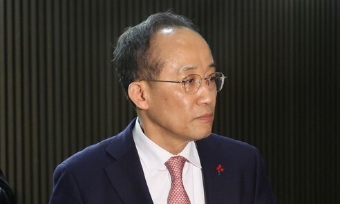 추경호 국민의힘 원내대표가 지난해 12월6일 저녁 서울 여의도 국회에서 의원총회가 정회된 뒤 의원들과 함께 회의장을 나오고 있다. 신소영 기자 viator@hani.co.kr