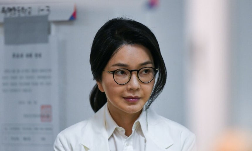 윤석열 전 대통령의 부인 김건희 여사가 3일 서울 서초구 원명초등학교에 마련된 서초구 제3투표소에서 투표를 하기 위해 줄을 서 있다. 공동취재사진