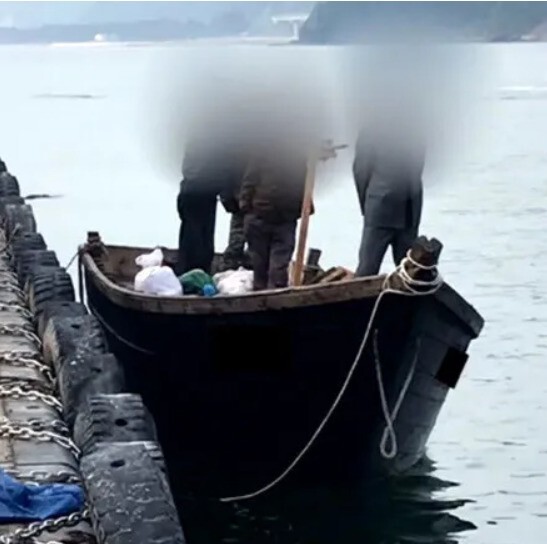 지난 2019년 6월15일 북한 주민 4명이 탄 어선이 군경의 제지를 받지 않고 삼척항에 들어왔다. 북한 주민들은 근처를 산책하던 우리 주민들과 대화까지 했다. 연합뉴스