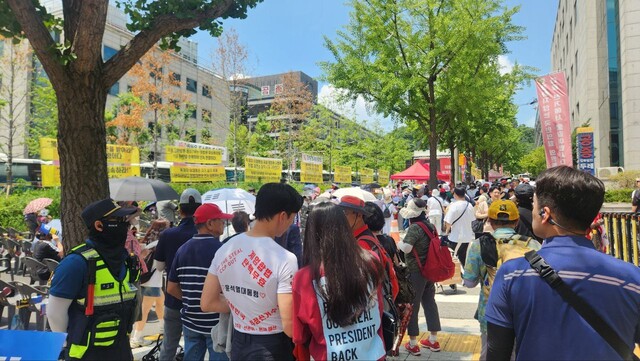 윤석열 전 대통령 지지자들이 9일 서울 서초구 서울중앙지방법원 앞에서 윤 전 대통령 재구속에 반대하는 집회를 벌이고 있다. 장종우 기자 whddn3871@hani.co.kr