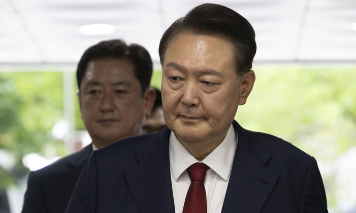윤석열 전 대통령이 9일 오후 구속 전 피의자 심문(영장실질심사)을 받기 위해 서울 서초구 서울중앙지방법원으로 들어서고 있다. 이날 영장실질심사는 남세진(사법연수원 33기) 영장전담 부장판사 심리로 열린다. 사진공동