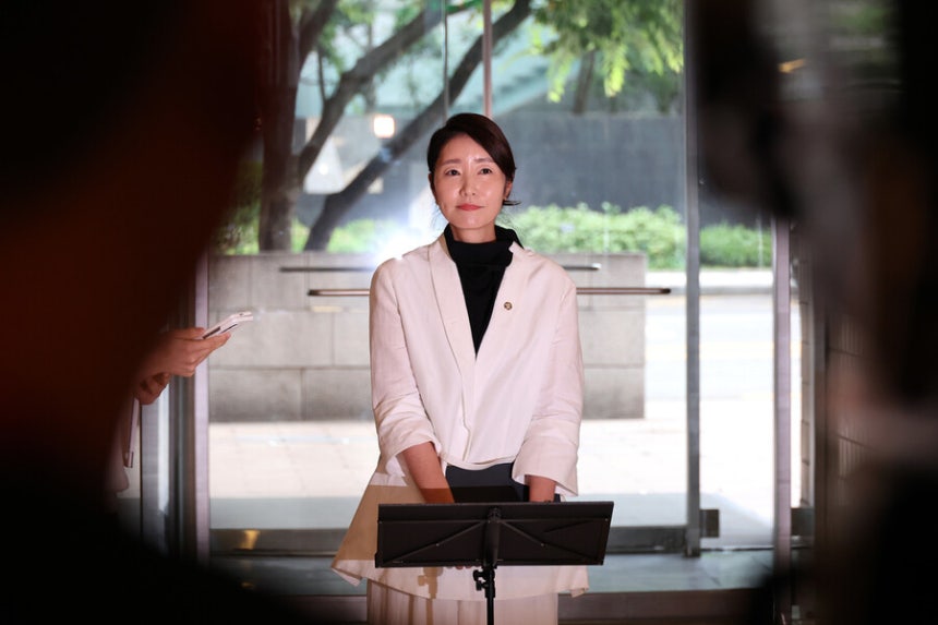 강선우 여성가족부 장관 후보자가 지난달 26일 오후 서울 종로구 인사청문 사무실 앞에서 기자의 질문에 대답하고 있다. 정용일 선임기자 yongil@hani.co.kr