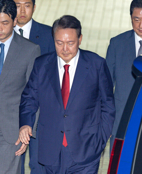 12·3 비상계엄과 관련해 특검의 수사를 받는 윤석열 전 대통령이 9일 서울 서초구 서울중앙지법에서 열린 구속 전 피의자 심문(영장실질심사)이 끝난 뒤 왼손을 주머니에 넣은 채 법원을 떠나고 있다. 공동취재사진
