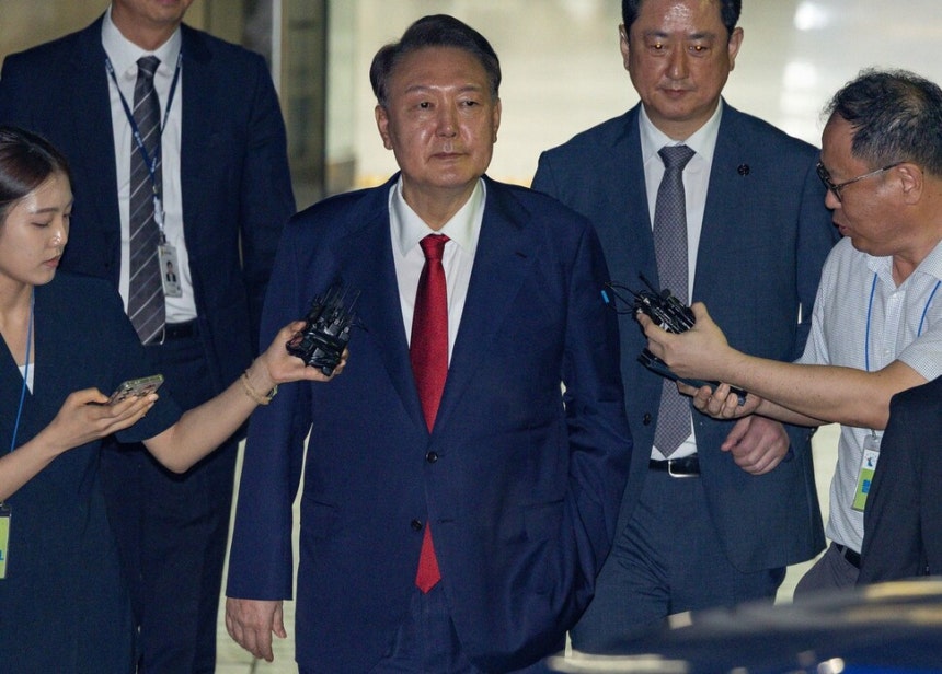 12·3 내란사태와 관련해 특검의 수사를 받는 윤석열 전 대통령이 9일 서울 서초구 서울중앙지법에서 열린 구속 전 피의자 심문(영장실질심사)이 끝난 뒤 왼손을 주머니에 찔러 넣은 채 법원을 떠나고 있다. 사진공동취재