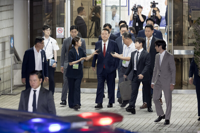 12·3 내란사태와 관련해 특검의 수사를 받는 윤석열 전 대통령이 9일 서울 서초구 서울중앙지법에서 열린 구속 전 피의자 심문(영장실질심사)이 끝난 뒤 왼손을 주머니에 찔러넣은 채 법원을 떠나고 있다. 사진공동취재단