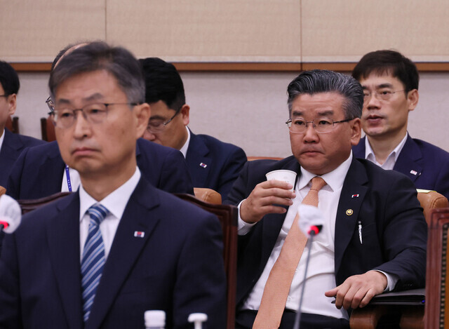 최재해 감사원장(왼쪽)과 유병호 감사원 사무총장(오른쪽 물 마시는 사람). 연합뉴스