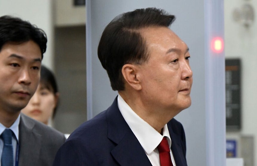12.3 비상계엄 사태 관련 내란 혐의를 받는 윤석열 전 대통령이 9일 서울 서초구 서울중앙지방법원에서 구속 전 피의자 심문(영장실질심사)을 마치고 법원을 나서고 있다. 사진공동취재단