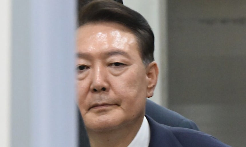 12.3 비상계엄 사태 관련 내란 혐의를 받는 윤석열 전 대통령이 9일 서울 서초구 서울중앙지방법원에서 구속 전 피의자 심문(영장실질심사)을 마치고 법원을 나서고 있다. 공동취재사진