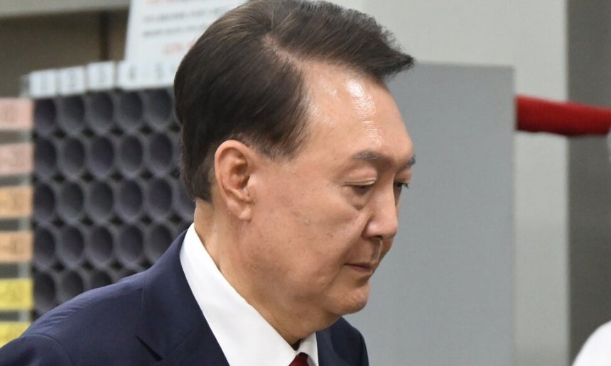 12.3 비상계엄 사태 관련 내란 혐의를 받는 윤석열 전 대통령이 9일 서울 서초구 서울중앙지방법원에서 구속 전 피의자 심문(영장실질심사)을 마치고 법원을 나서고 있다. 사진공동취재단