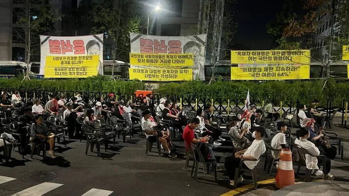 윤석열 전 대통령이 재구속된 10일 새벽 서울중앙지법 주변에 모여 있던 지지자들이 침울한 표정을 짓거나, 고개를 떨구고 있다. 최현수 기자