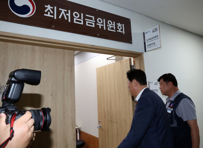 최저임금위원회 사용자위원인 류기정 한국경영자총협회 전무(왼쪽)와 근로자위원 류기섭 한국노총 사무총장이 10일 정부세종청사에서 열린 최저임금위원회 제12차 전원회의에서 민주노총 위원들이 심의를 거부한 채 퇴장해 회의가