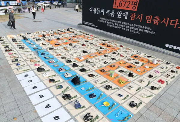 한국여성의전화가 지난해 11월25일 서울 종로구 보신각 앞에서 세계여성폭력추방주간을 맞아 여성 살해 규탄하는 ‘192켤레의 멈춘 신발’ 행위극을 진행하고 있다. 백소아 기자 thanks@hani.co.kr