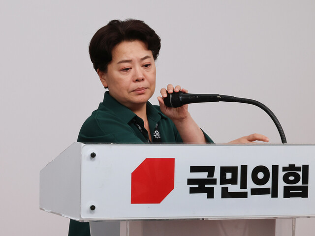 국민의힘 윤희숙 혁신위원장이 10일 서울 여의도 당사에서 제1차 혁신위원회 회의 결과 브리핑을 하기 전 마이크를 조정하고 있다. 연합뉴스