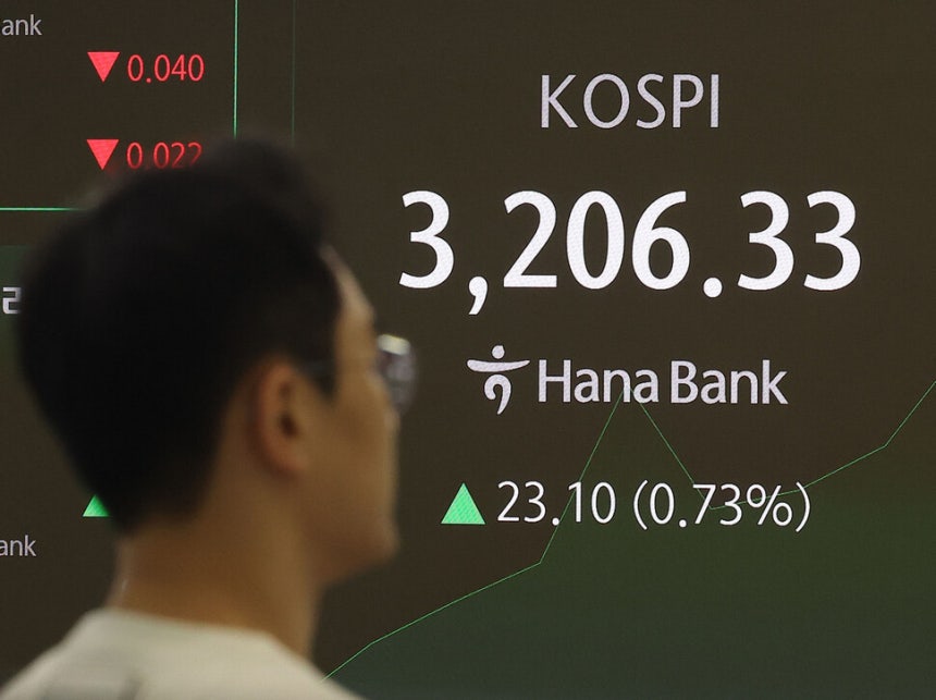 코스피가 장중 3,200을 돌파하며 연고점을 경신한 11일 오전 서울 중구 하나은행 본점 딜링룸에서 딜러들이 업무를 보고 있다. 연합뉴스