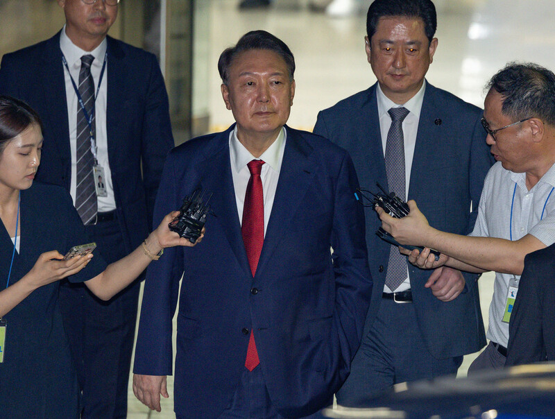 윤석열 전 대통령이 지난 9일 서울 서초구 서울중앙지법에서 열린 구속 전 피의자 심문(영장실질심사)이 끝난 뒤 법원을 떠나고 있다. 사진공동취재단