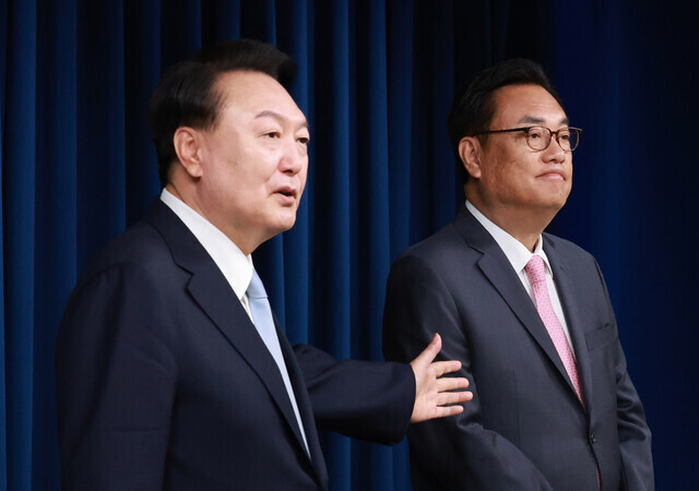 윤석열 대통령이 지난해 4월 서울 용산 대통령실 청사에서 열린 인사 브리핑에서 신임 대통령 비서실장으로 임명된 국민의힘 정진석 의원을 소개하고 있다. 연합뉴스