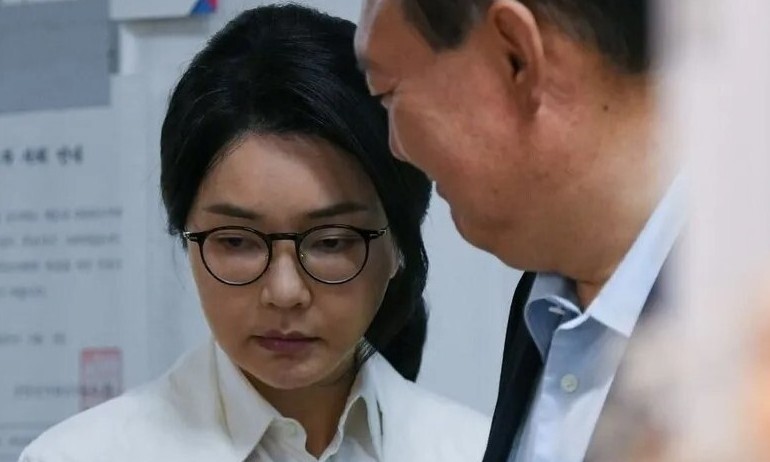 윤석열 전 대통령과 부인 김건희씨가 지난 6월3일 서울 서초구 원명초등학교에 마련된 서초구 제3투표소에서 투표를 하기 위해 줄을 서 있다. 공동취재사진