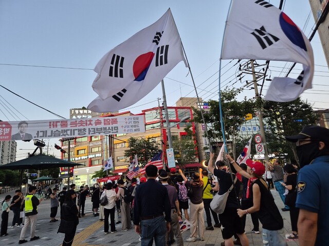 유튜버 ‘리버튜브’를 비롯한 보수 성향 시민들이 11일 서울 영등포구 대림역 인근에서 중국 출신 이주민 추방, 윤석열 대통령 복권 등을 요구하며 집회를 벌이고 있다. 정인선 기자 ren@hani.co.kr