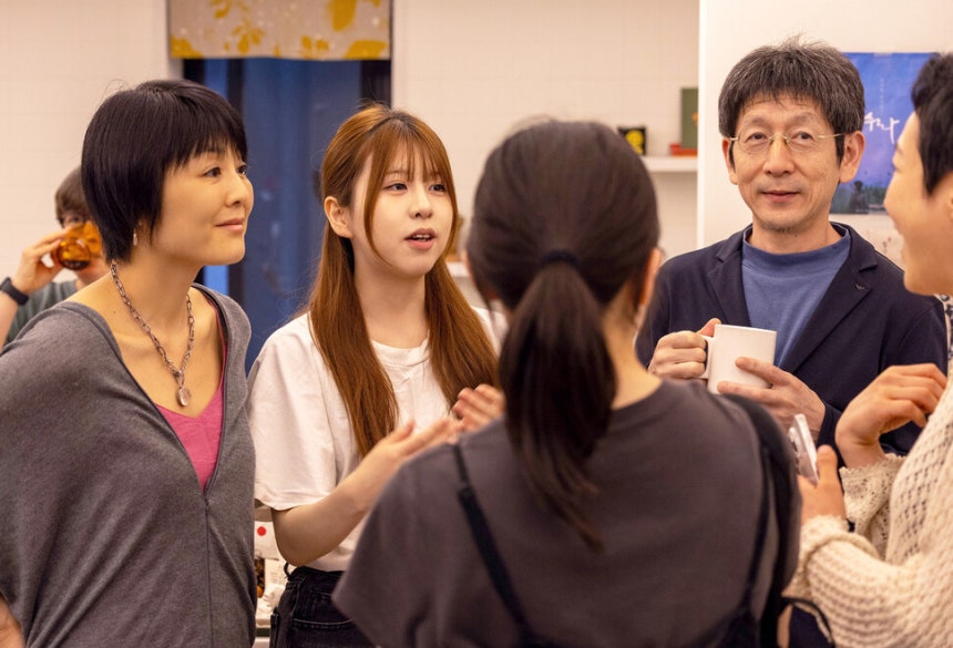 25일 와타나베 부부와 딸 모코(가운데)가 참석자들과 이야기를 나누고 있다. 어렸을 때 방탄소년단(BTS)의 열렬한 팬이 된 모코는 일본에서 한국어를 배운 뒤 연세대로 유학을 왔다. 김진수 선임기자 jsk@hani.